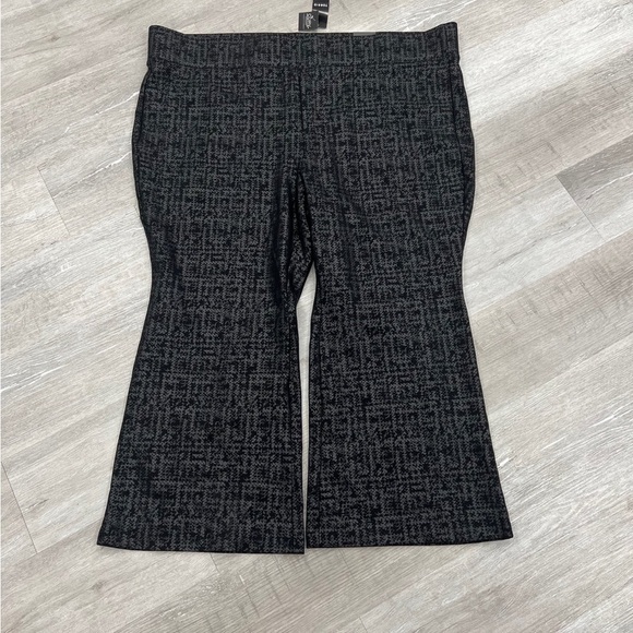 Torrid Pull On Pixie Flare Studio Luxe Ponte - NEW - Size 30 SHORT (6s) - Picture 1 of 3